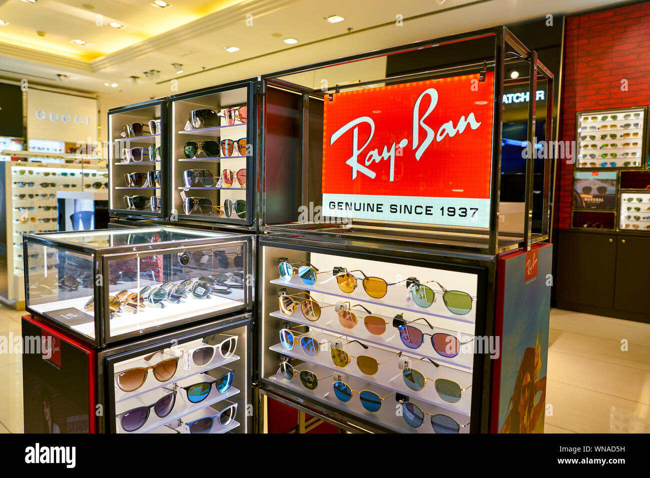 ZURICH, SUIZA - CIRCA Octubre, 2018: Ray-Ban gafas en la pantalla en una  tienda en el aeropuerto internacional de Zurich Fotografía de stock - Alamy