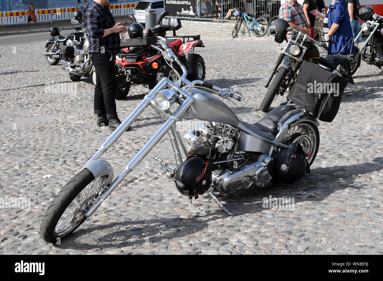 Tampere, Finlandia 31 de agosto de 2019 Custom Harley Davidson chopper en el bike show Mansen