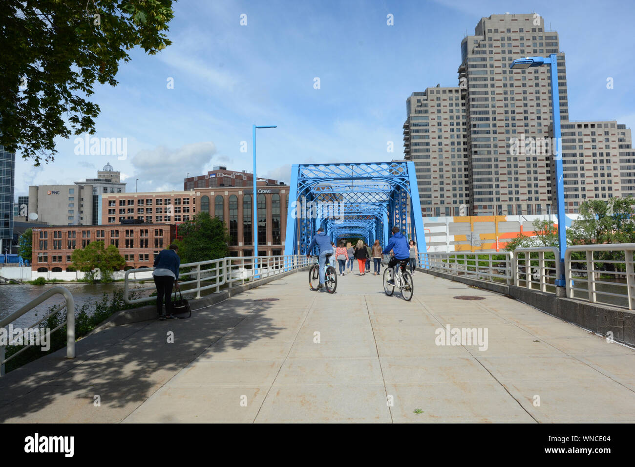 Grand Rapids, Michigan, donde el azul puente cruza el Río Grande. Popular puente peatonal. La zona del centro de la ciudad junto al río delante. Foto de stock