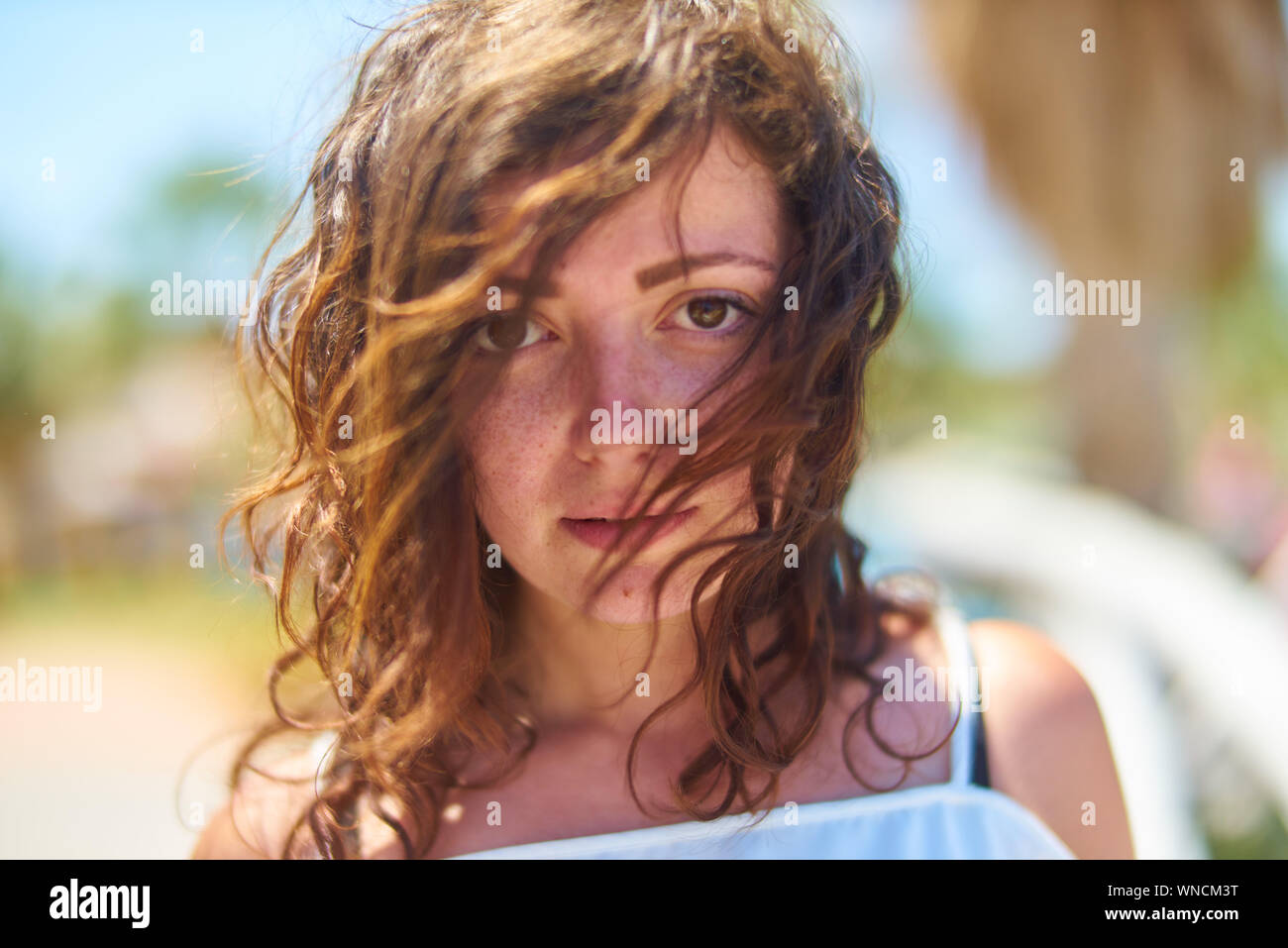 Close-up retrato de mujer joven con pelo largo Foto de stock
