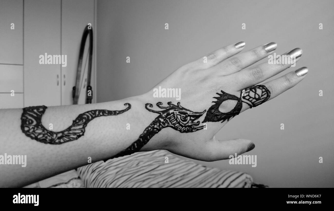 Tatuajes de mano fotografías e imágenes de alta resolución - Página 2 -  Alamy