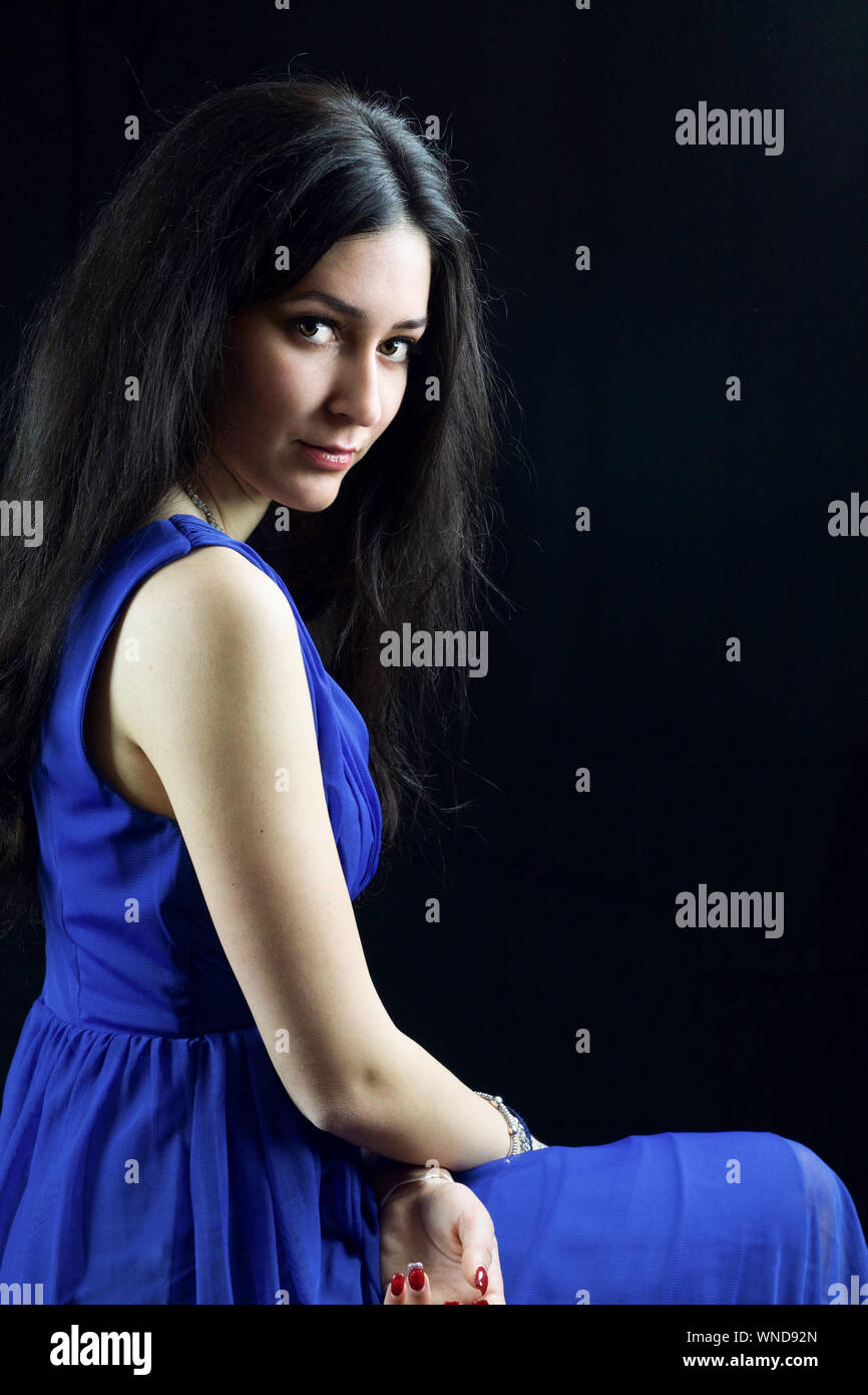 Modelo vestido negro fotografías e imágenes de alta resolución - Alamy Modelo vestido negro fotografías e imágenes de alta resolución - Alamy