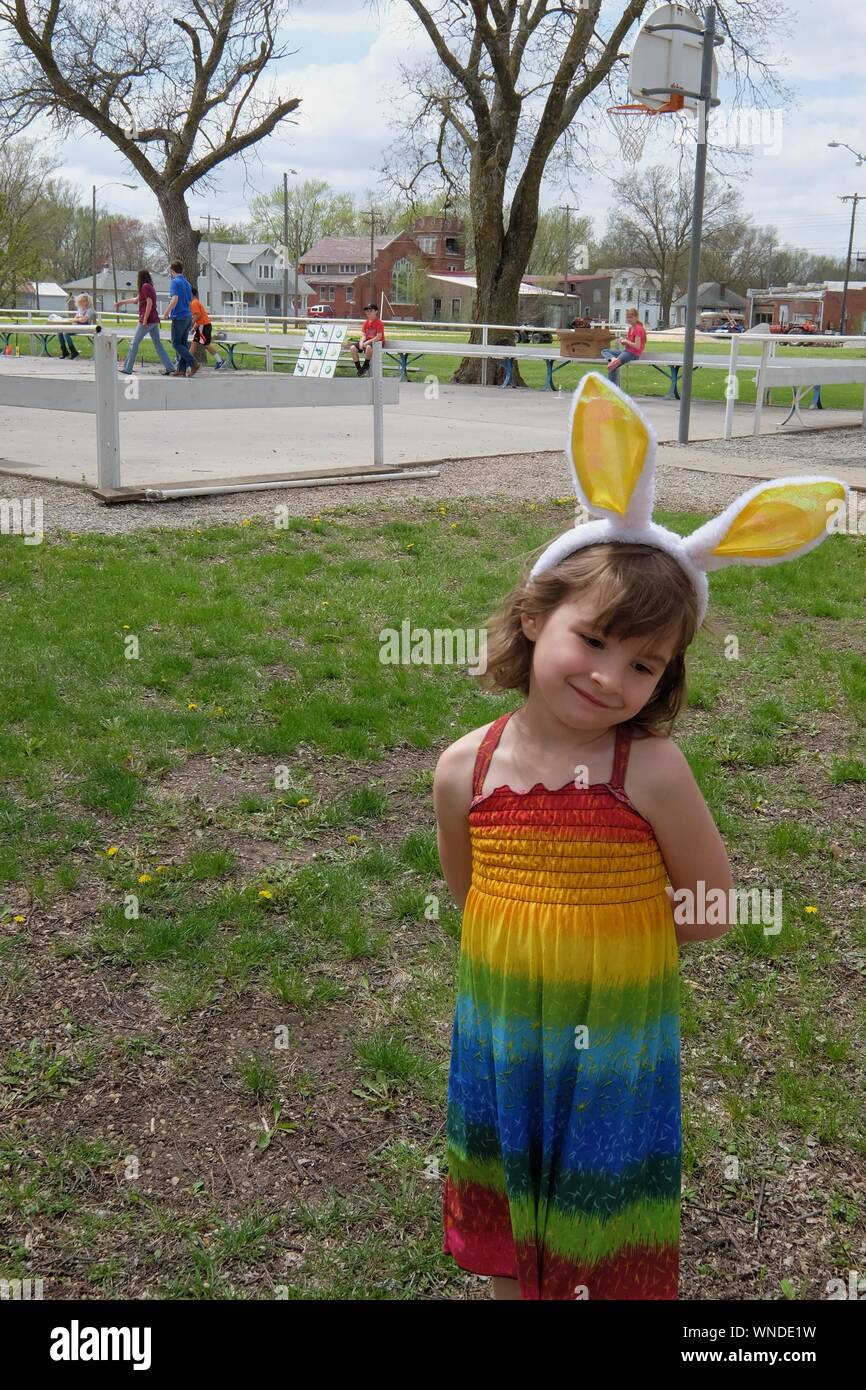 Vestida de orejas de conejo y coloridos trajes de vestir en Park Foto de stock