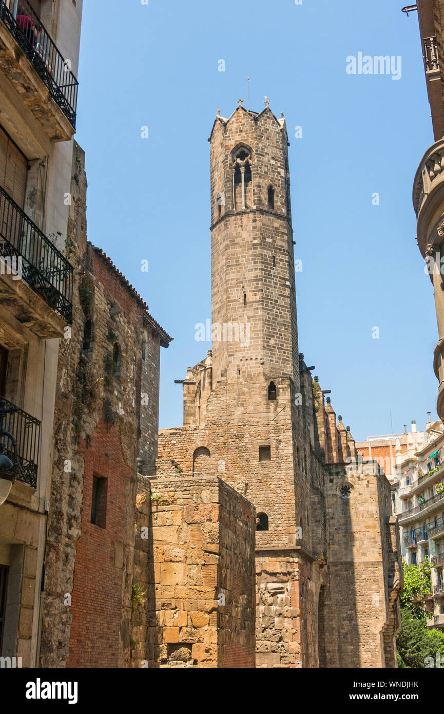 Barcelona: torre medieval de la capilla de Santa Agata. (También conocido como King's Chapel) en la Plaça del Rei (Plaza del Rey), en el corazón del Barri Gotic (gótico q Foto de stock