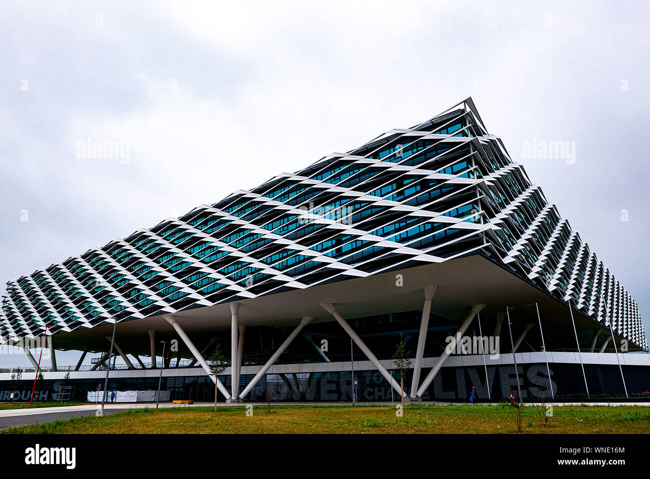 Herzogenaurach, Alemania. El 29 de julio, 2019. Adidas Arena, adidas AG edificio administrativo con reminiscencias un estadio de estadio de fútbol, tiene tamaño 52.000 metros cuadrados y tiene