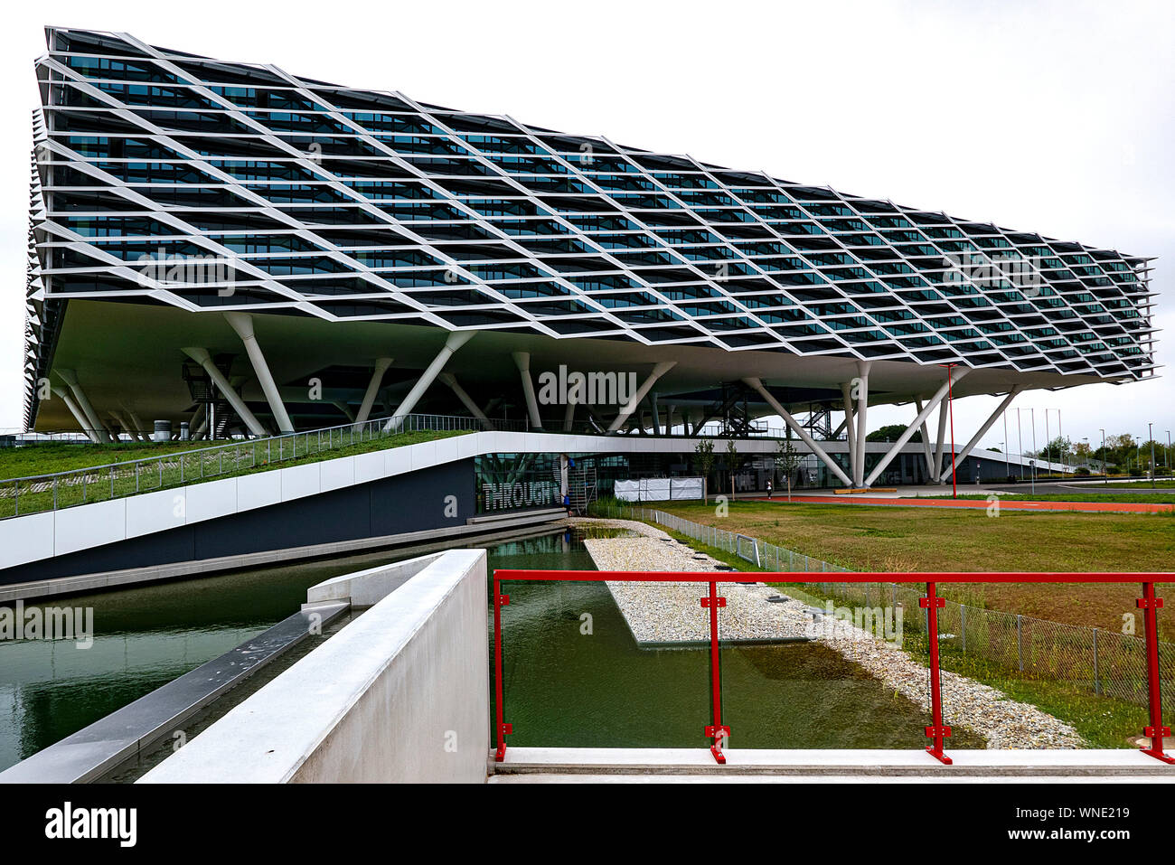 Adidas Arena, adidas AG edificio administrativo con reminiscencias de un  estadio de fútbol, estadio de fútbol, tiene un tamaño de 52.000 metros  cuadrados y tiene capacidad para más de 2.000 empleados; es