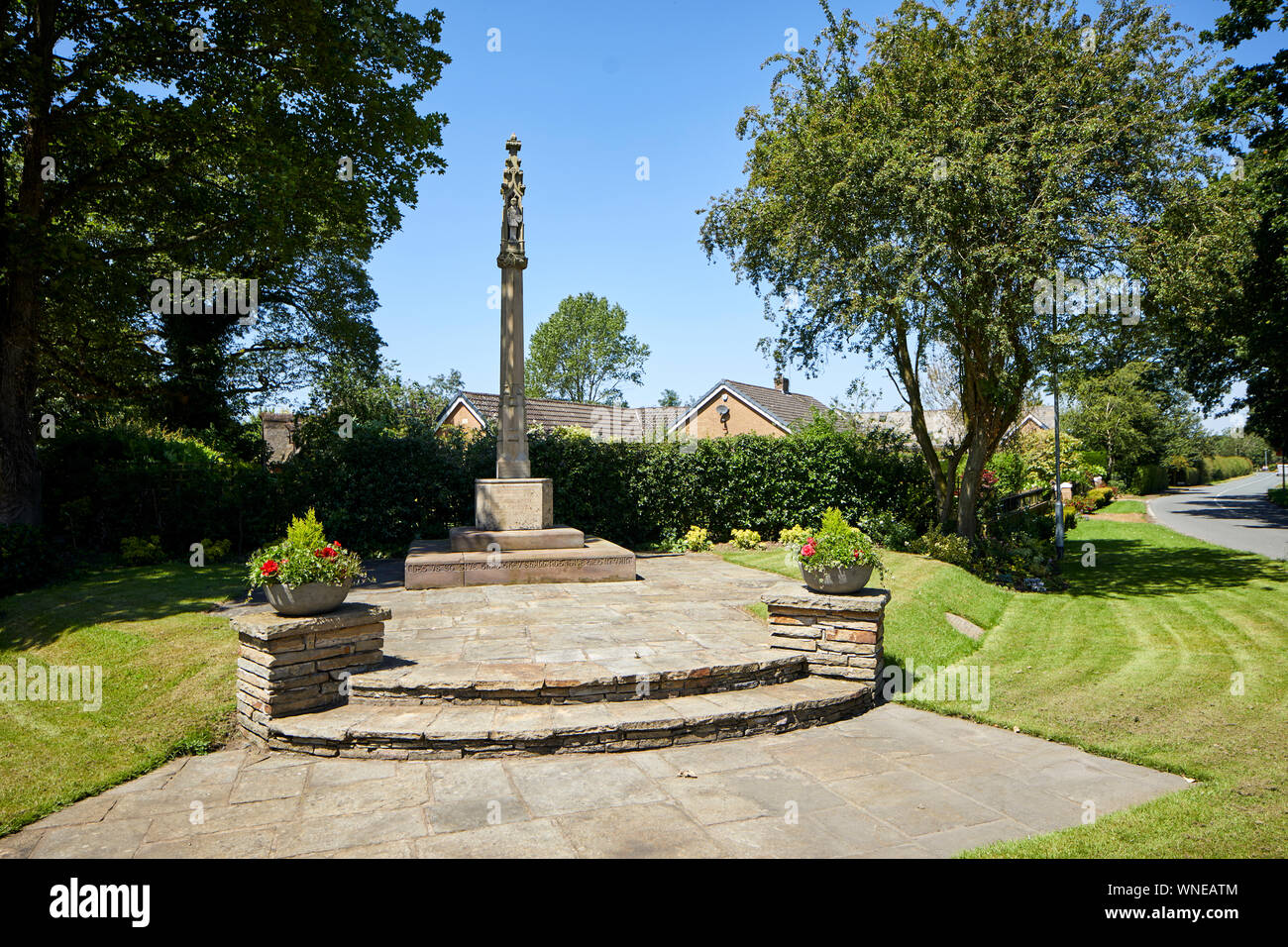 Un monumento conmemorativo de la guerra a quienes cayeron en la Primera Guerra Mundial Appleton Thorn, Warrington, Cheshire, Inglaterra. Foto de stock
