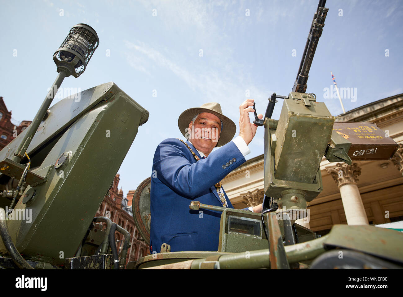 Manchester Día de las Fuerzas Armadas en la Plaza de San Pedro, señor alcalde de Manchester Consejero Abid Latif Chohan en el cañón de un tanque Foto de stock