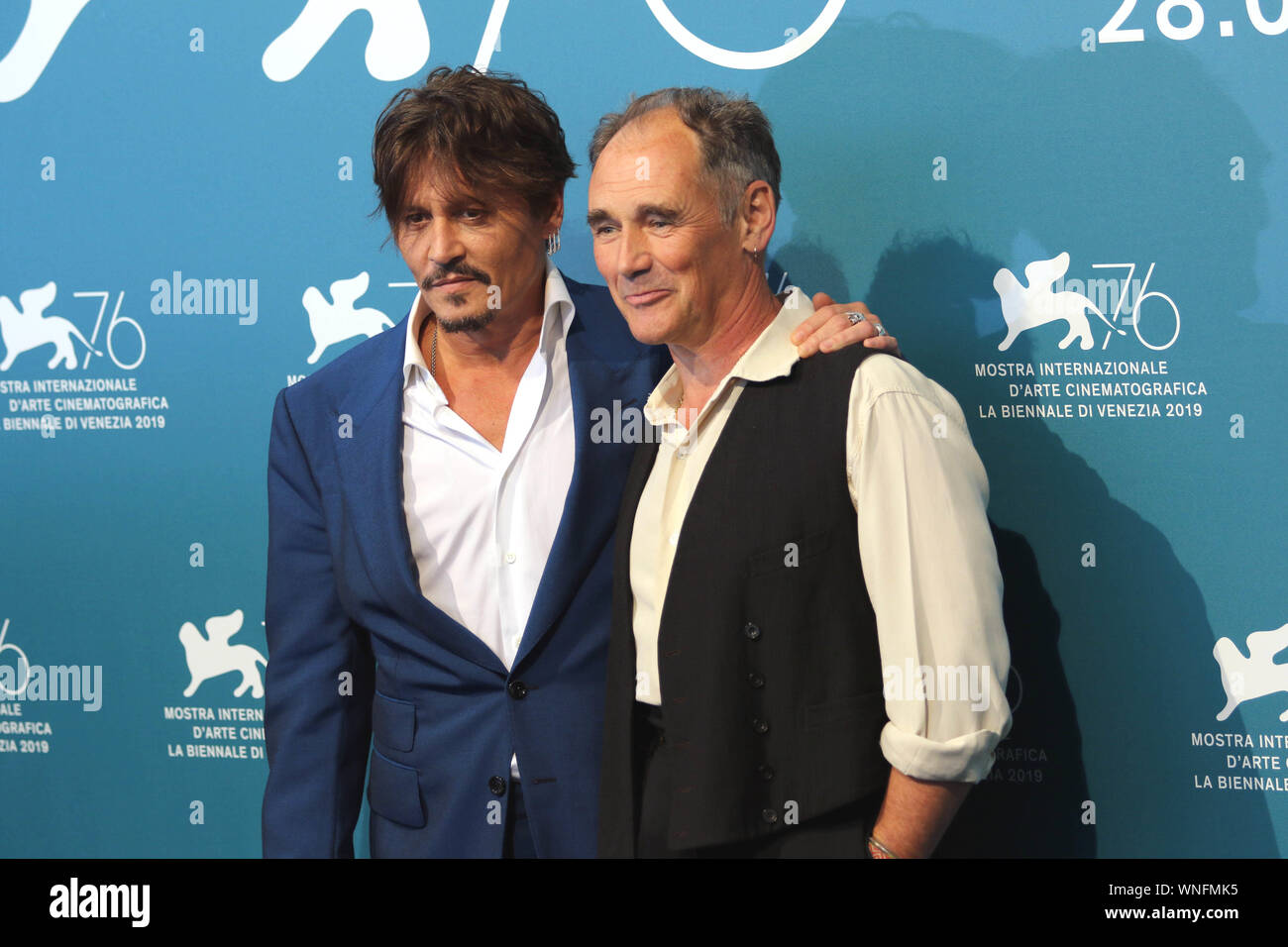 Italia, Lido di Venezia, a 6 de septiembre de 2019 : Johnny Depp y Mark Rylance en el photocall de "Esperando a los bárbaros ' director Ciro Guerra. 76a. Foto de stock