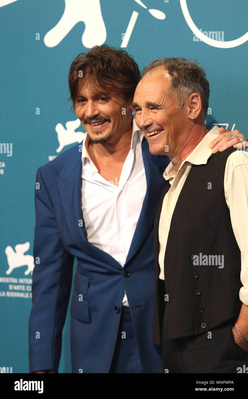 Italia, Lido di Venezia, a 6 de septiembre de 2019 : Johnny Depp y Mark Rylance en el photocall de "Esperando a los bárbaros ' director Ciro Guerra. 76a. Foto de stock