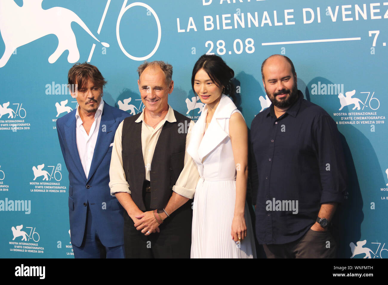 Italia, Lido di Venezia, a 6 de septiembre de 2019 : (L) Johnny Depp, Mark Rylance, Gana Bayarsaikhan y el director colombiano Ciro Guerra, en el photocall Foto de stock