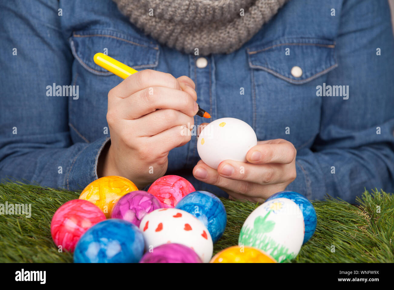 Sección media de la mujer durante la Pascua huevo para colorear Foto de stock