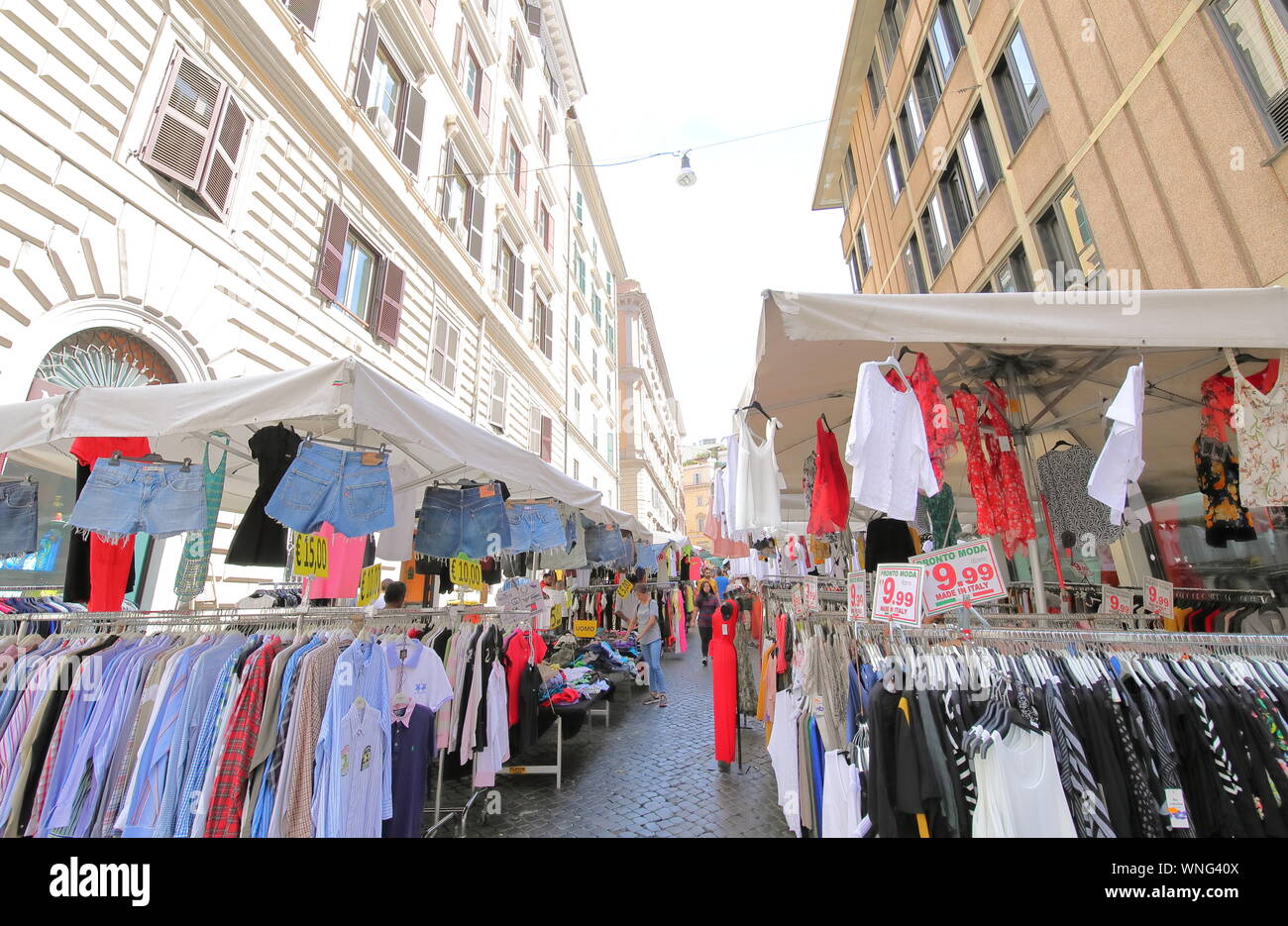 La gente visita el mercado callejero de ropa local Roma Italia Foto de stock