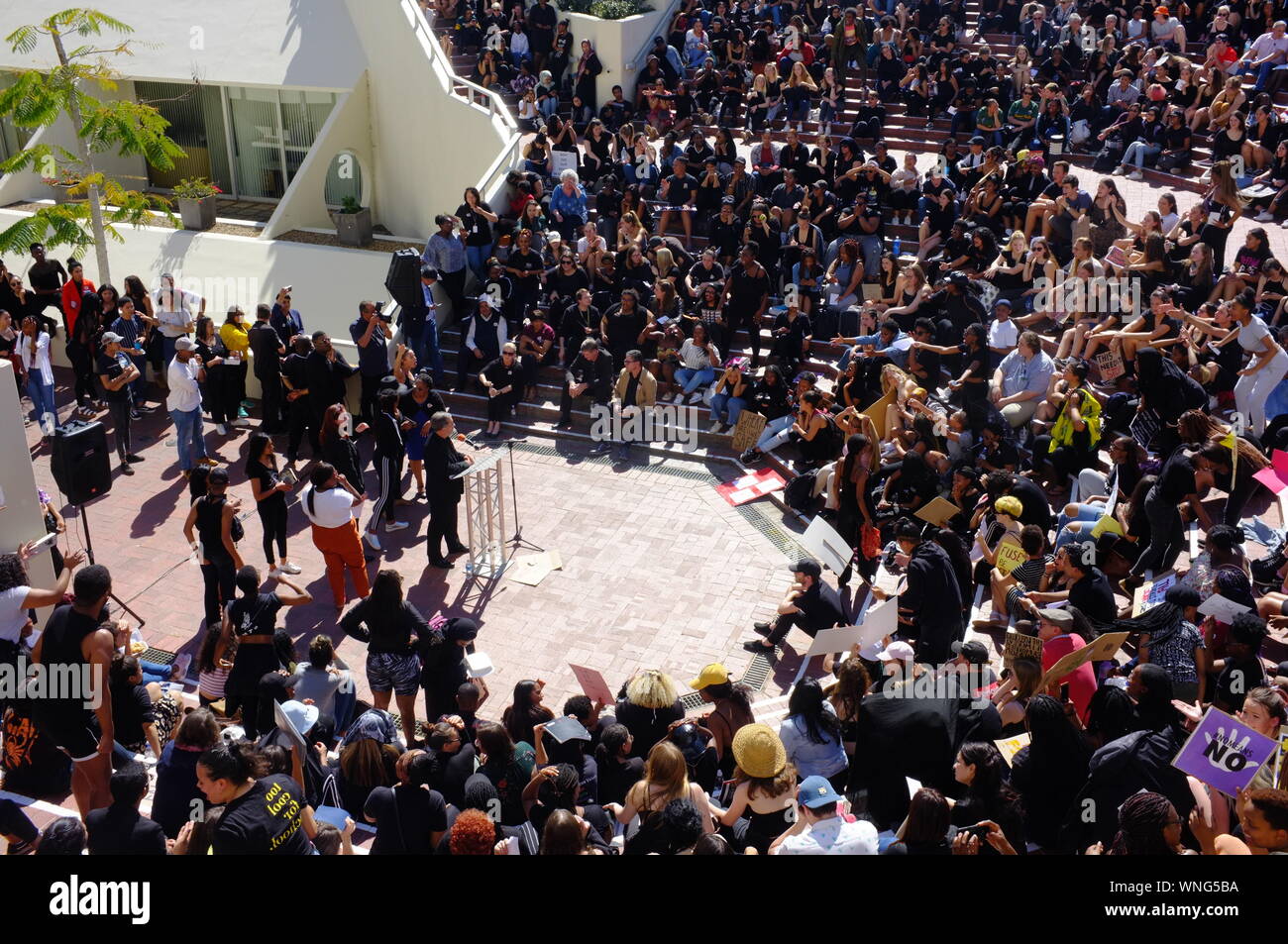 Los estudiantes de la Universidad de Stellenbosch, vestida de negro, se reúnen para protestar contra los últimos acontecimientos de violencia de género que han sacudido a Sudáfrica. Varios cientos de estudiantes y miembros del personal organizó una protesta de 2 horas en la universidad exigen medidas de altos funcionarios. Los manifestantes vienen después de una serie de violaciones y asesinatos de alto perfil han sacudido a Sudáfrica y traducido en llamadas a la acción y un nacional apagar. Foto de stock