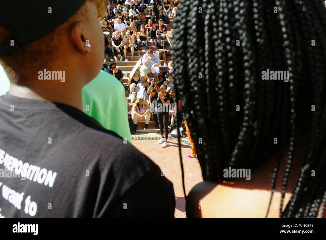 Los estudiantes de la Universidad de Stellenbosch, vestida de negro, se reúnen para protestar contra los últimos acontecimientos de violencia de género que han sacudido a Sudáfrica. Varios cientos de estudiantes y miembros del personal organizó una protesta de 2 horas en la universidad exigen medidas de altos funcionarios. Los manifestantes vienen después de una serie de violaciones y asesinatos de alto perfil han sacudido a Sudáfrica y traducido en llamadas a la acción y un nacional apagar. Foto de stock