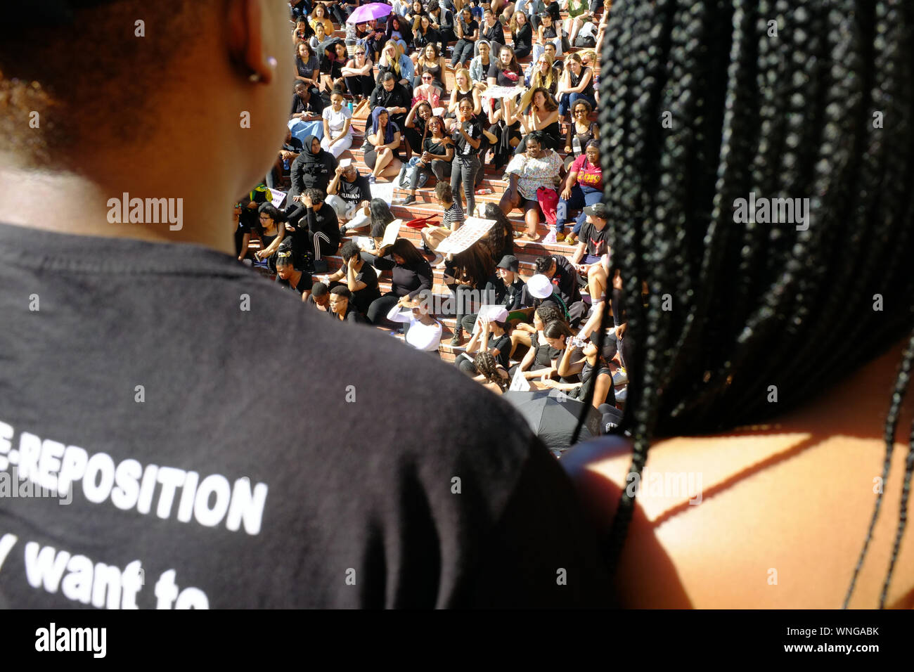 Los estudiantes de la Universidad de Stellenbosch, vestida de negro, se reúnen para protestar contra los últimos acontecimientos de violencia de género que han sacudido a Sudáfrica. Varios cientos de estudiantes y miembros del personal organizó una protesta de 2 horas en la universidad exigen medidas de altos funcionarios. Los manifestantes vienen después de una serie de violaciones y asesinatos de alto perfil han sacudido a Sudáfrica y traducido en llamadas a la acción y un nacional apagar. Foto de stock