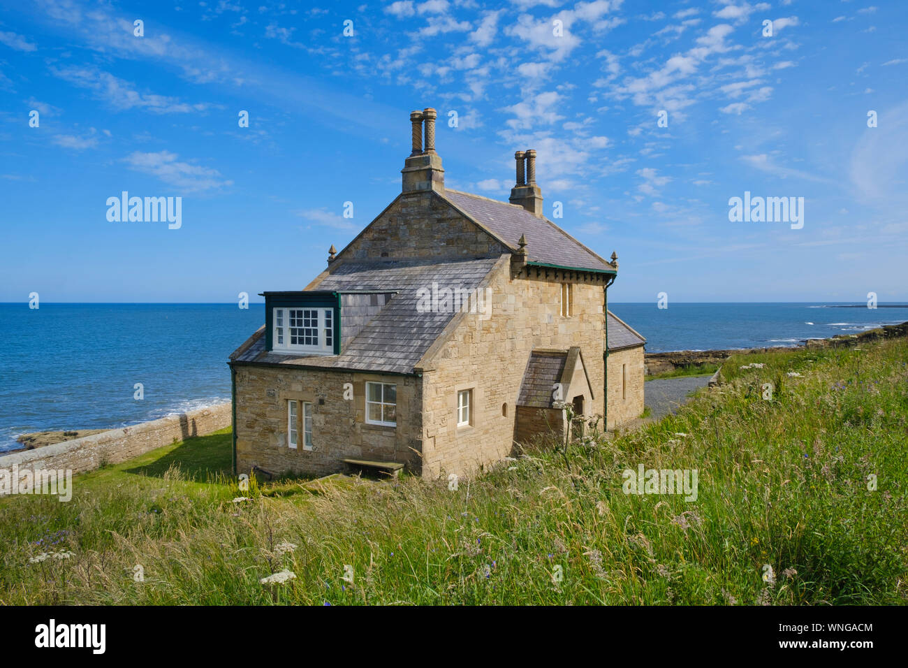 Vista costera de la casa de baños una propiedad de vacaciones junto al mar junto al mar con vistas a la costa de Northumberland cerca de Howick y Craster Foto de stock