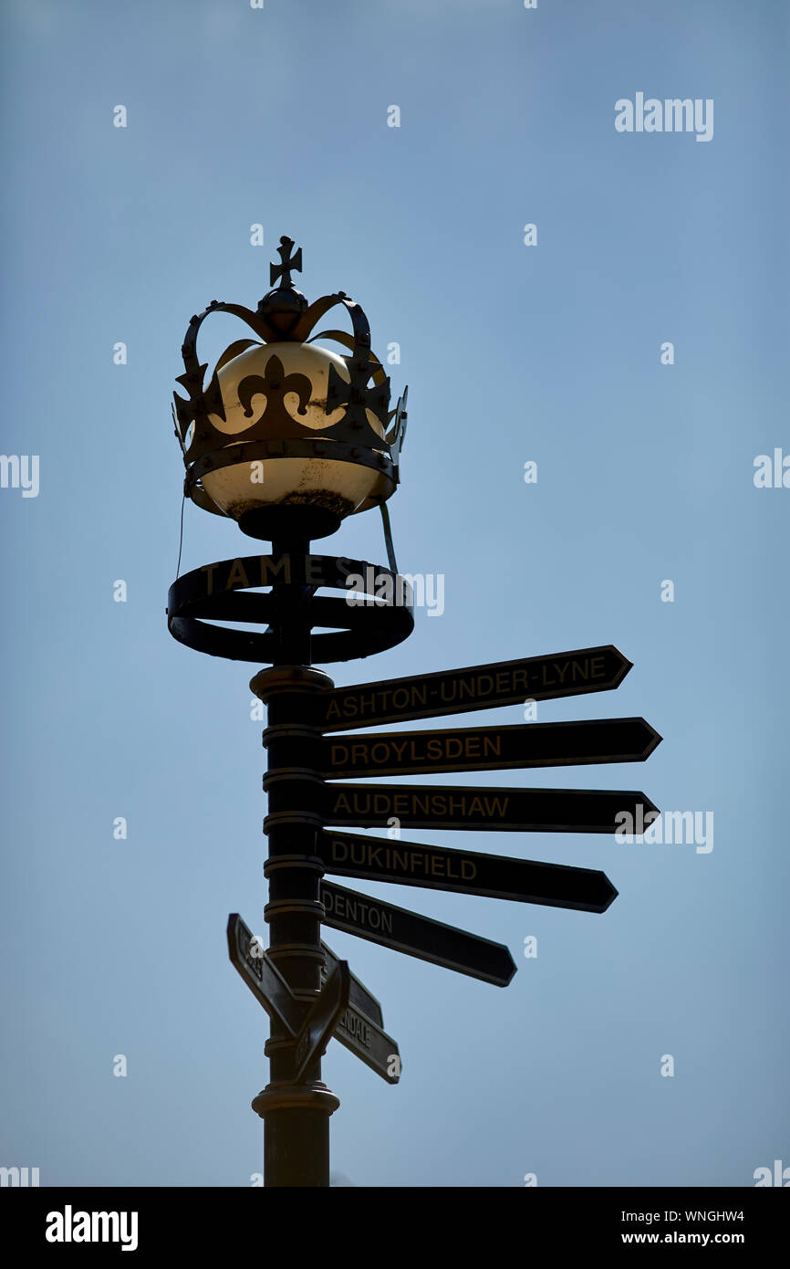 Tameside Stalybridge la 'pole' Corona signpost erigida en 2002, junto con otros, en Tameside, para conmemorar el jubileo de oro de HM Queen Elizabeth Foto de stock