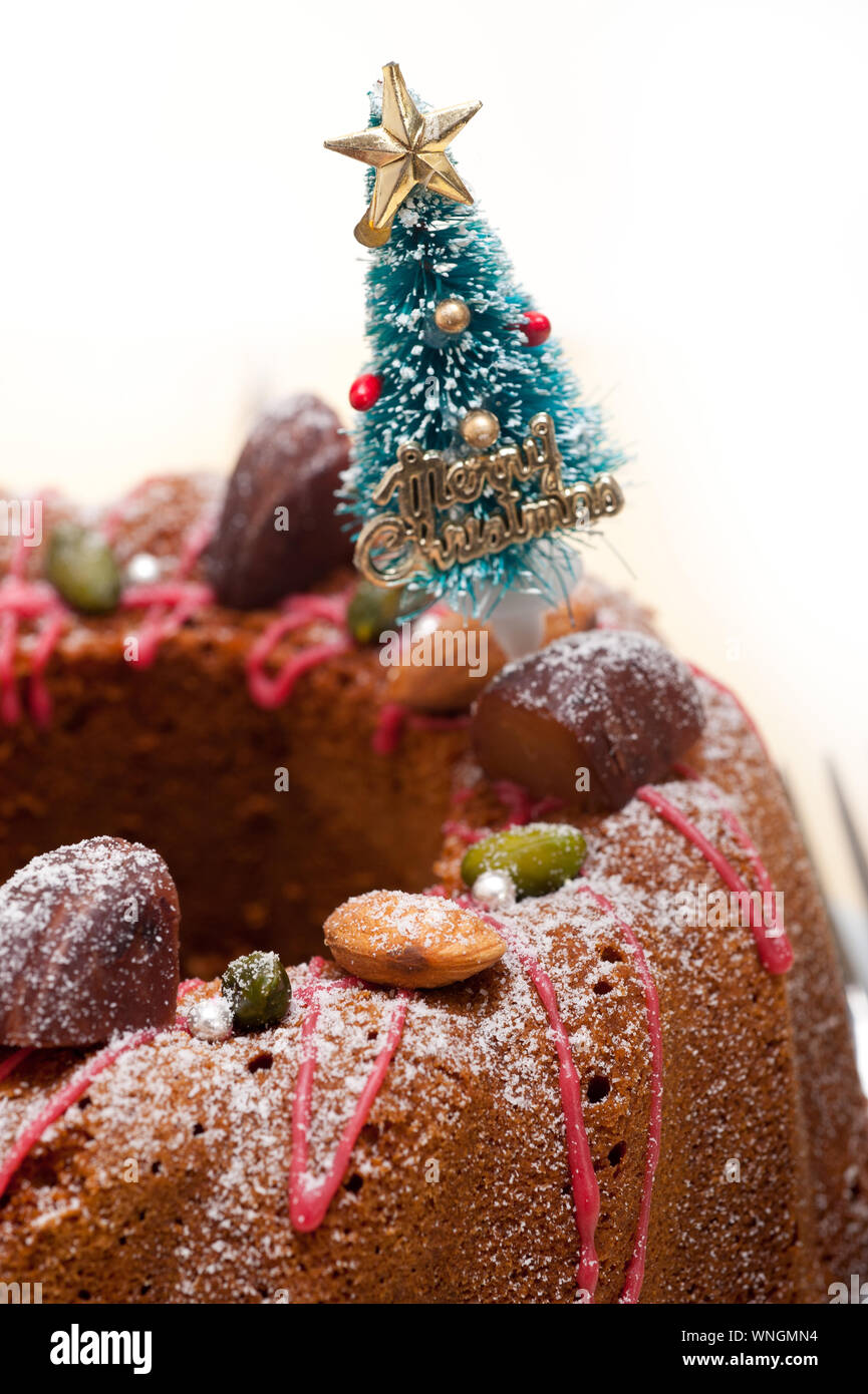 Close-up de Bundt Cake con mensaje de Navidad contra el fondo blanco. Foto de stock