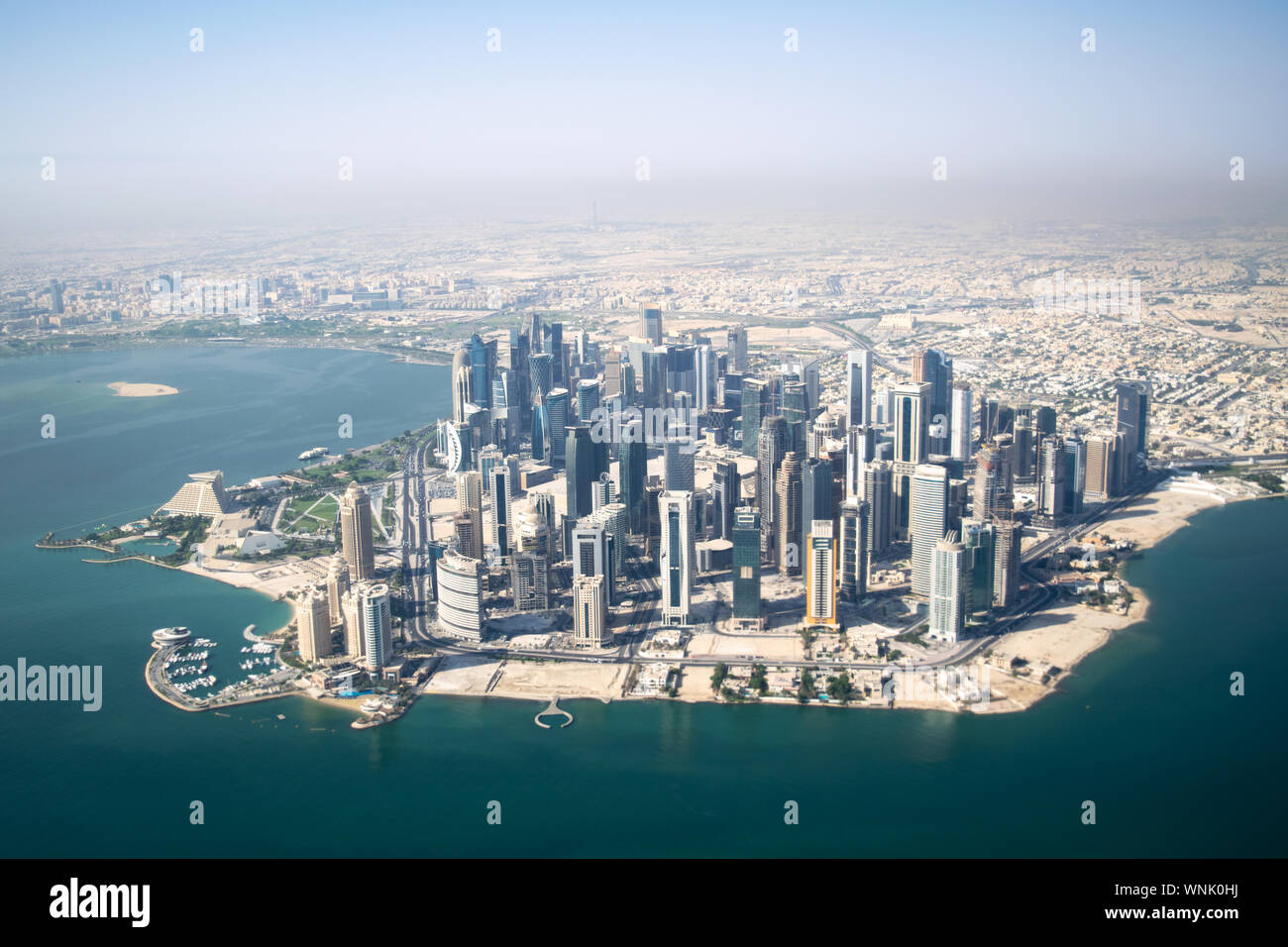 Plano amplio de antena modernos rascacielos y edificios de apartamentos en el Centro de Doha (West Bay) en un soleado día claro - Doha, Qatar Foto de stock