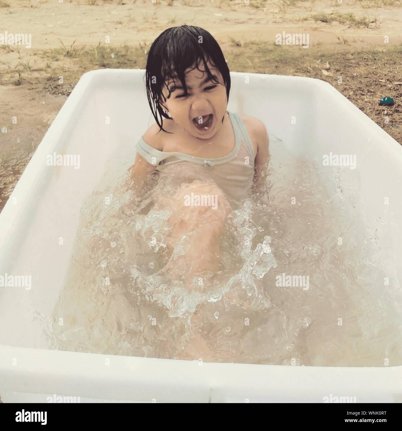 Punto muerto Regularidad equilibrio Chica gritando mientras se baña en la bañera en el campo Fotografía de  stock - Alamy
