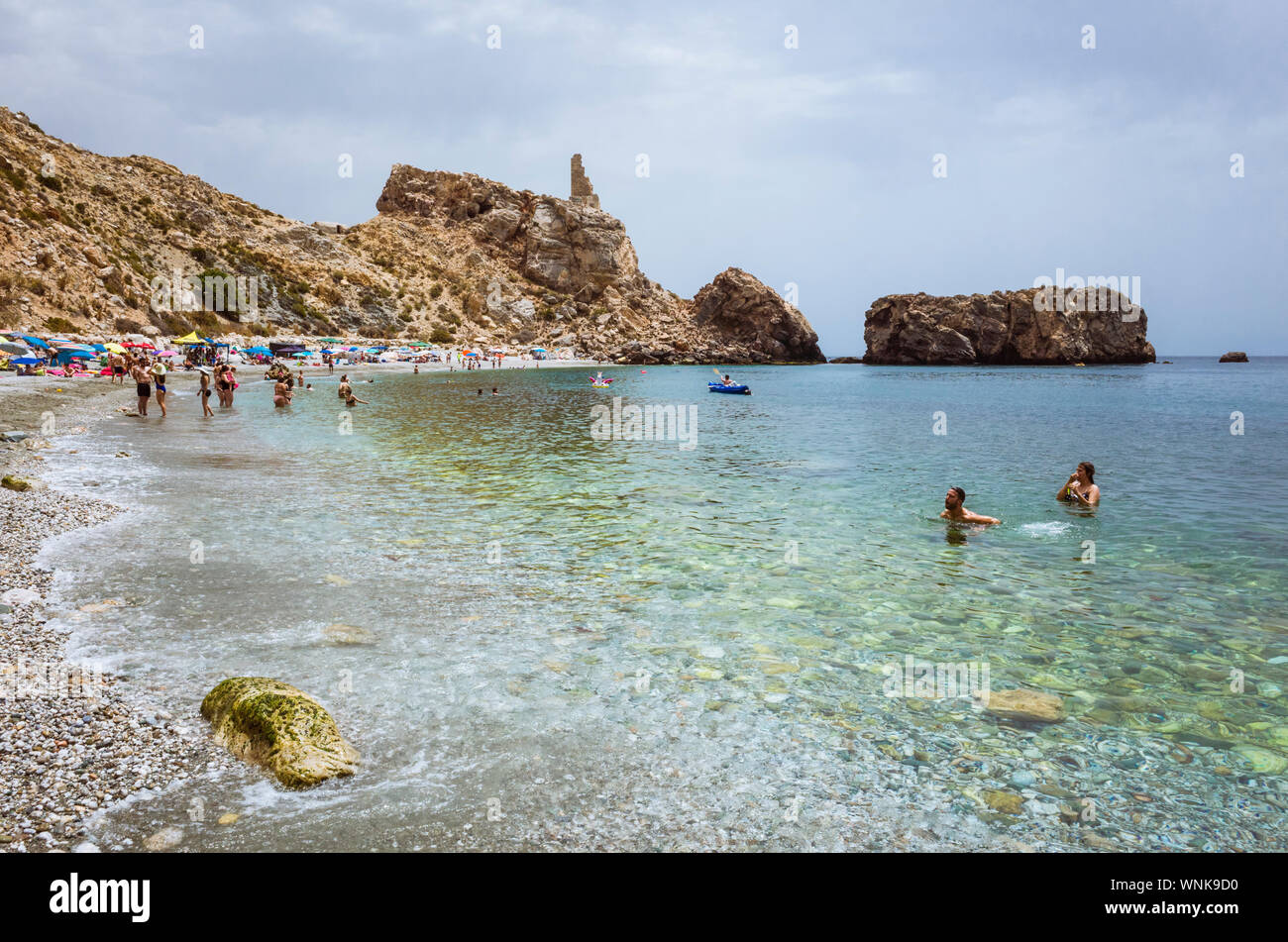 Castell de Ferro-Gualchos, provincia de Granada, Andalucía, España : Las personas nadan en La Rijana playa en la Costa Tropical. Foto de stock