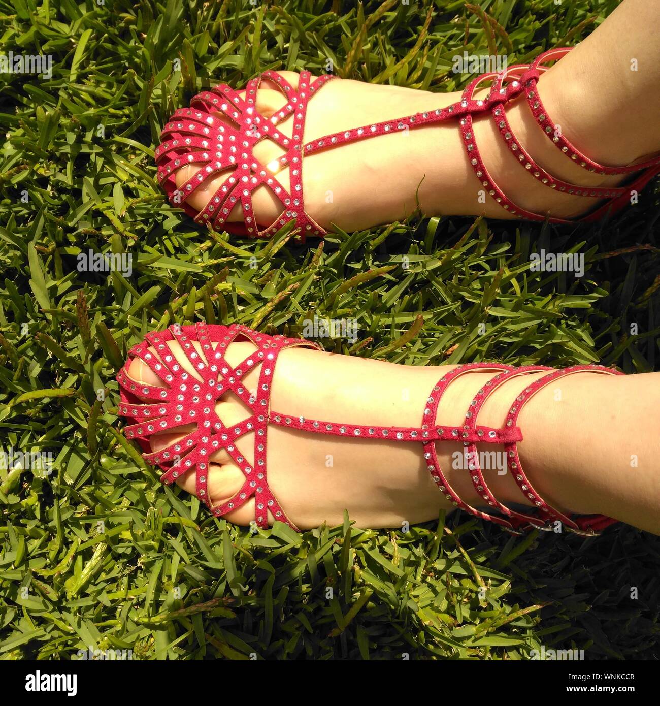 Sandalias rojas fotografías e imágenes de alta resolución - Alamy
