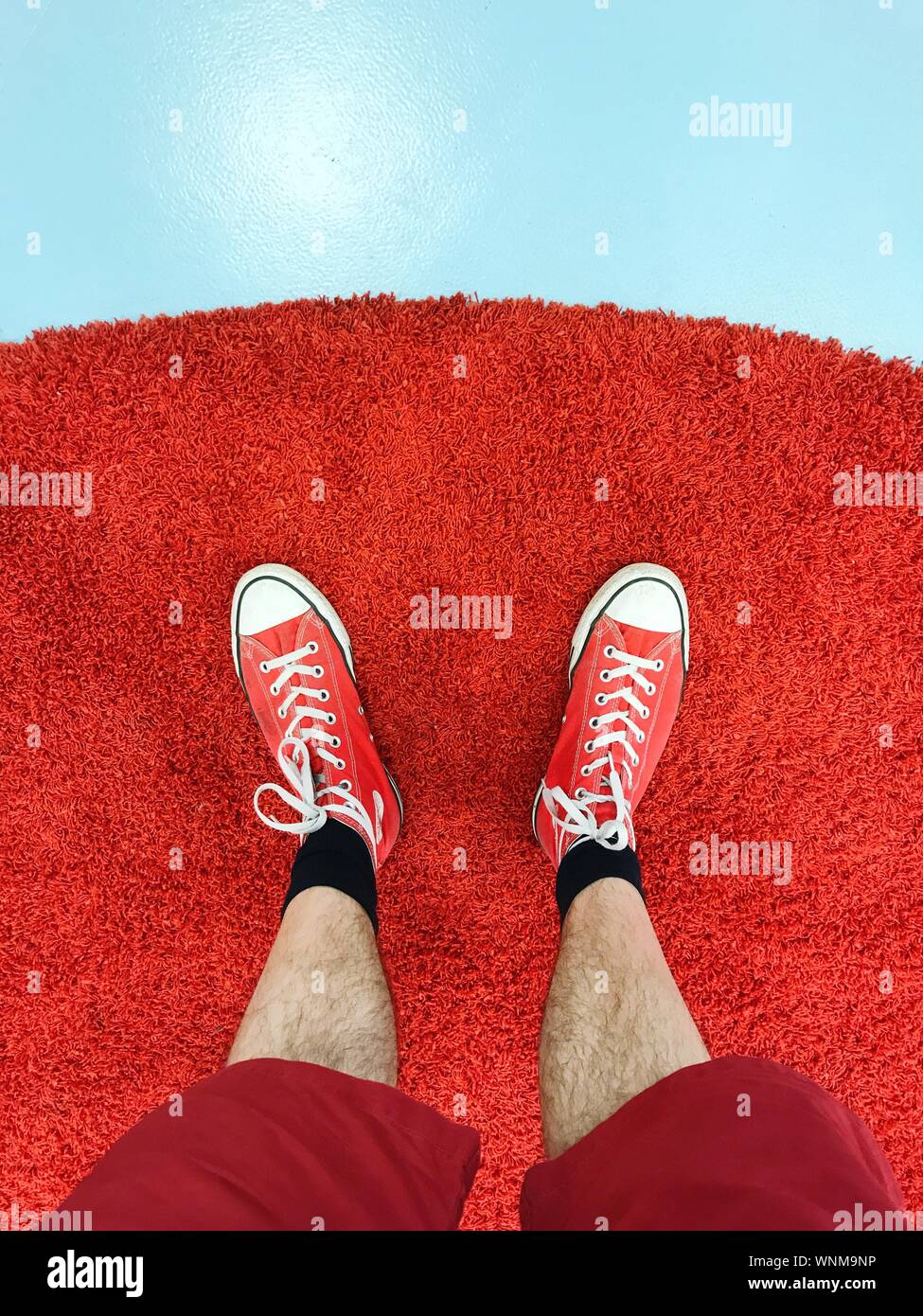 Bajo la sección de hombre de zapatos rojos de pie sobre una alfombra  Fotografía de stock - Alamy