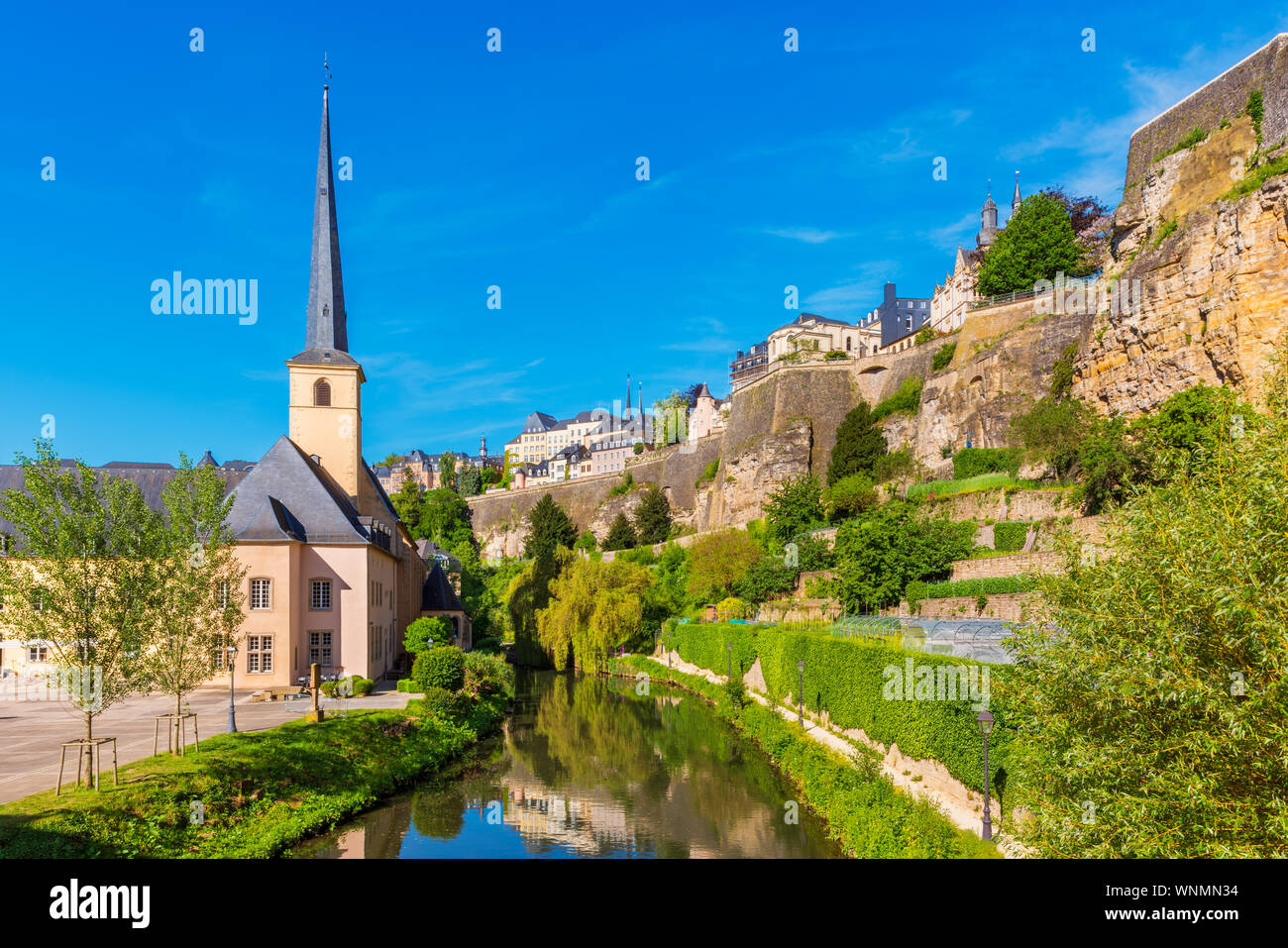 La Iglesia a lo largo de Río Alzette, en el centro de distrito de la ciudad de Luxemburgo, capital de Luxemburgo Foto de stock