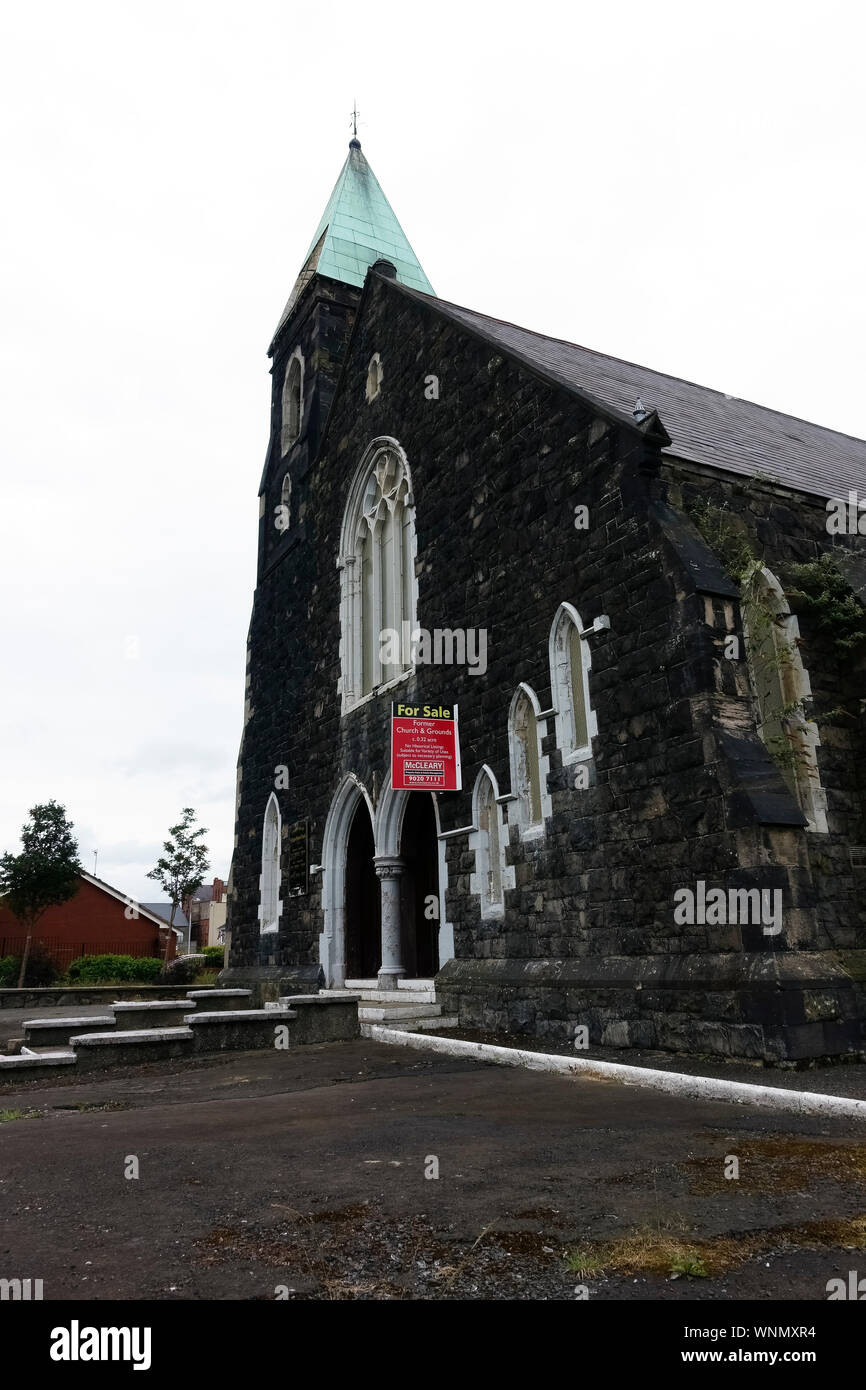 Iglesia Parroquial de San Lucas para venta de letreros. Belfast, Ulster,  Irlanda del Norte, Reino Unido. Europa. Vista de ángulo bajo Fotografía de  stock - Alamy