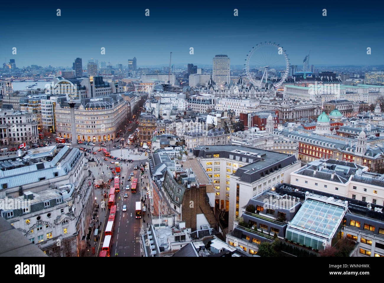 La arquitectura londinense. Vista desde la Embajada de Nueva Zelandia con vistas a Londres City Foto de stock