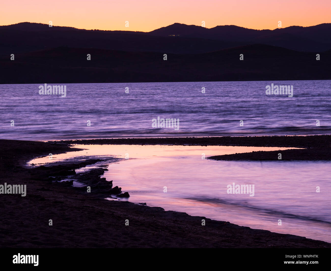 La playa al anochecer, Bear Lake State Park, el Rendezvous Beach, Garden City, Utah. Foto de stock