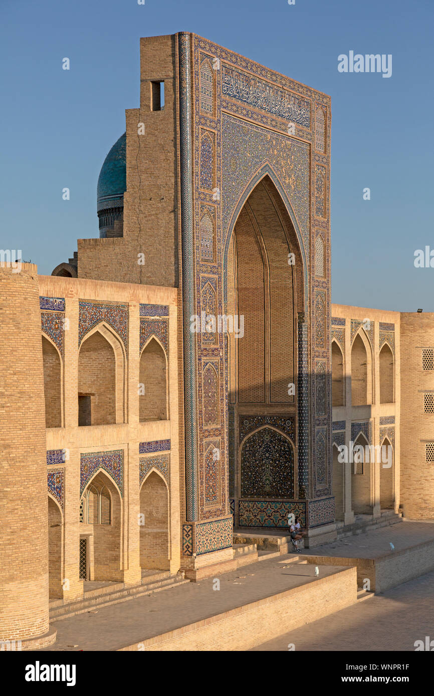 La entrada a la Mezquita Kalyon en el POI Kalyon square en Bujará, Uzbekistán. Foto de stock