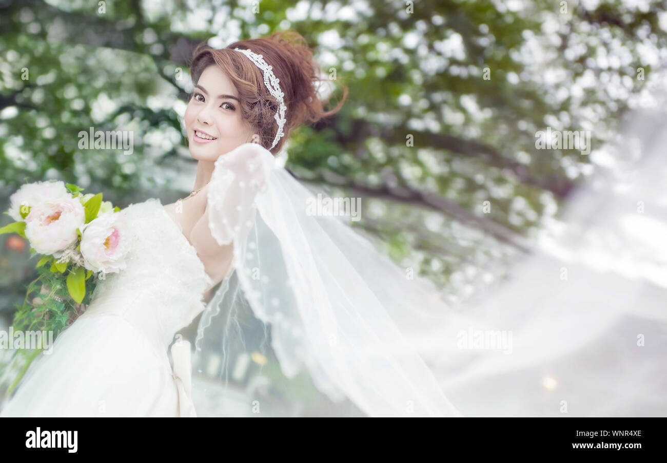 Retrato de novia con bouquet sonriente Celebración velo Foto de stock