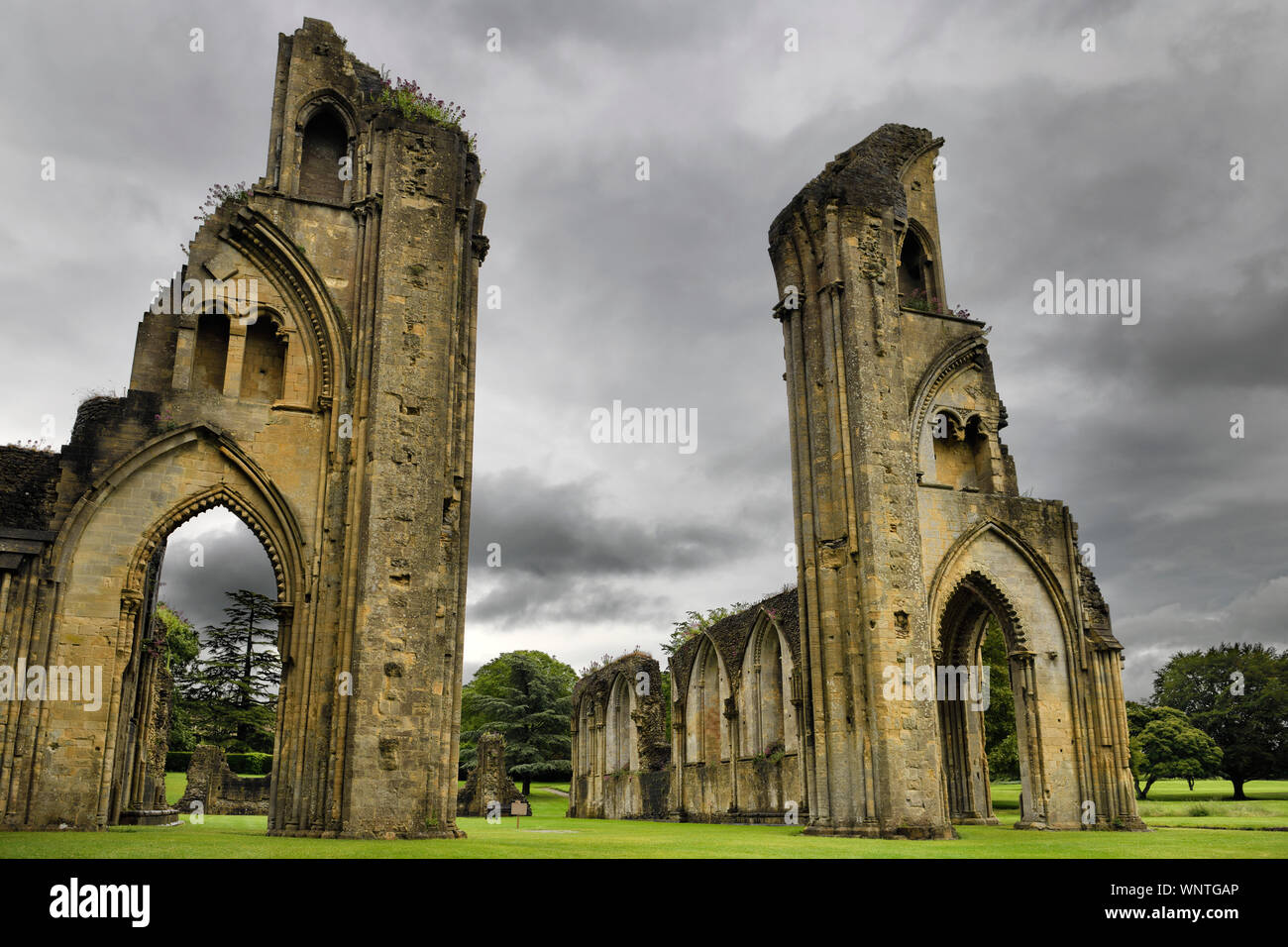 Las nubes de lluvia a lo largo de la Abadía de Glastonbury monasterio grandes ruinas de la iglesia del siglo XII, en Glastonbury en Somerset, Inglaterra Foto de stock