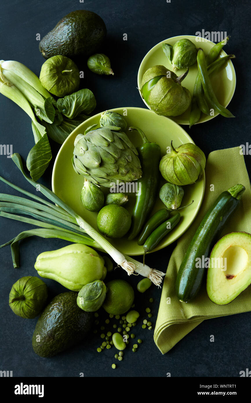 Las verduras verdes en la mesa Foto de stock