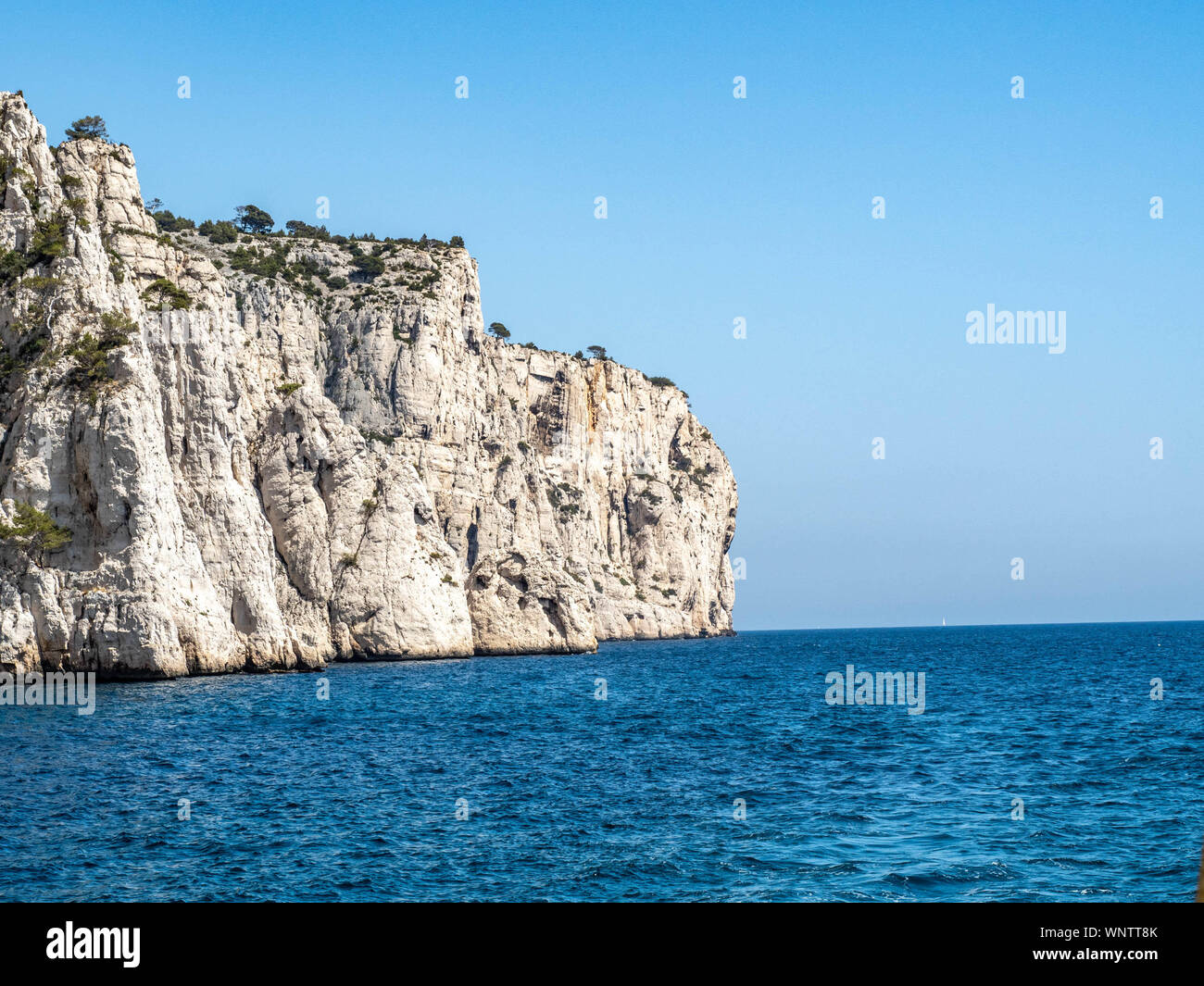 Calanques de Riviera Francesa proporcionar hermoso telón de fondo para el agua y el cielo azul con copyspace. Foto de stock