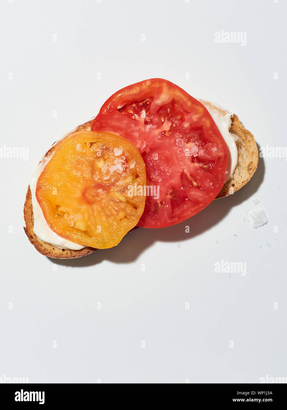 Tomates reliquia sobre una rebanada de pan agrio Foto de stock