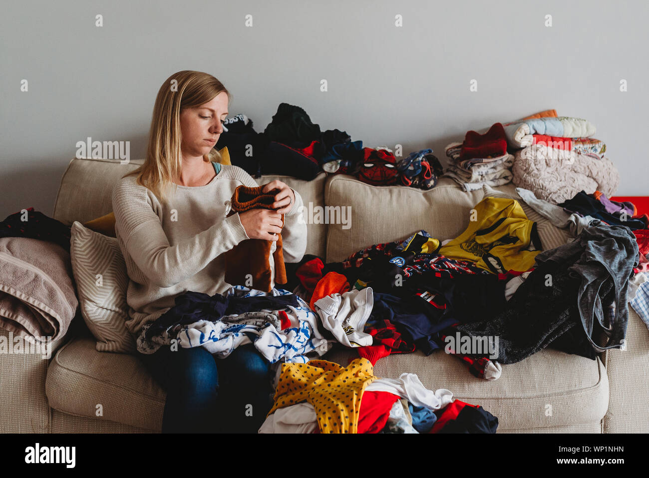 Laundry folding clothes home fotografías imágenes de alta resolución -