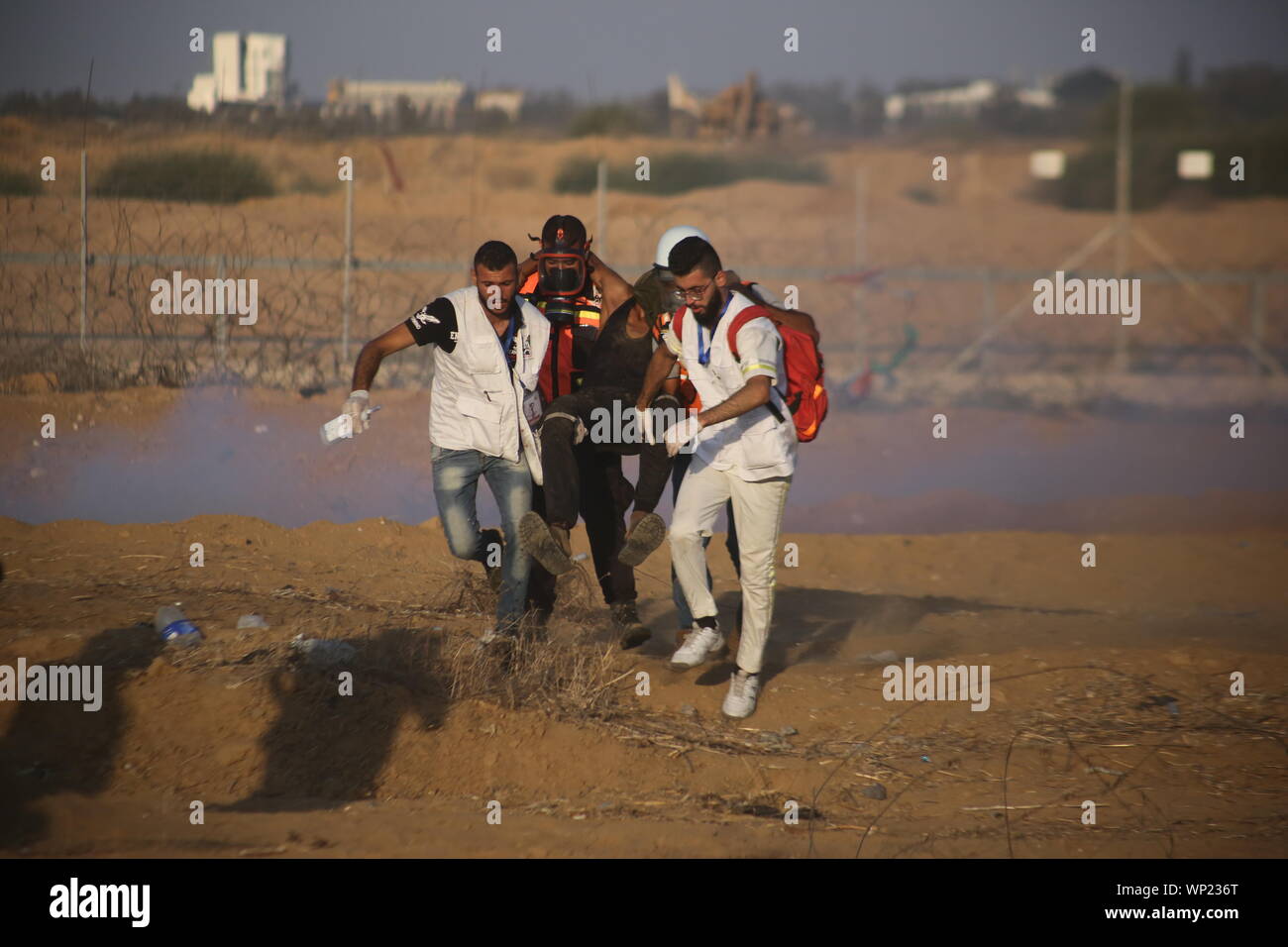 Gaza, Palestina. 06 Sep, 2019. Médicos palestinos llevar a una persona herida durante una manifestación anti-Israel en la Israel-Gaza valla fronteriza en el sur de la Franja de Gaza. Crédito: Sopa de imágenes limitado/Alamy Live News Foto de stock