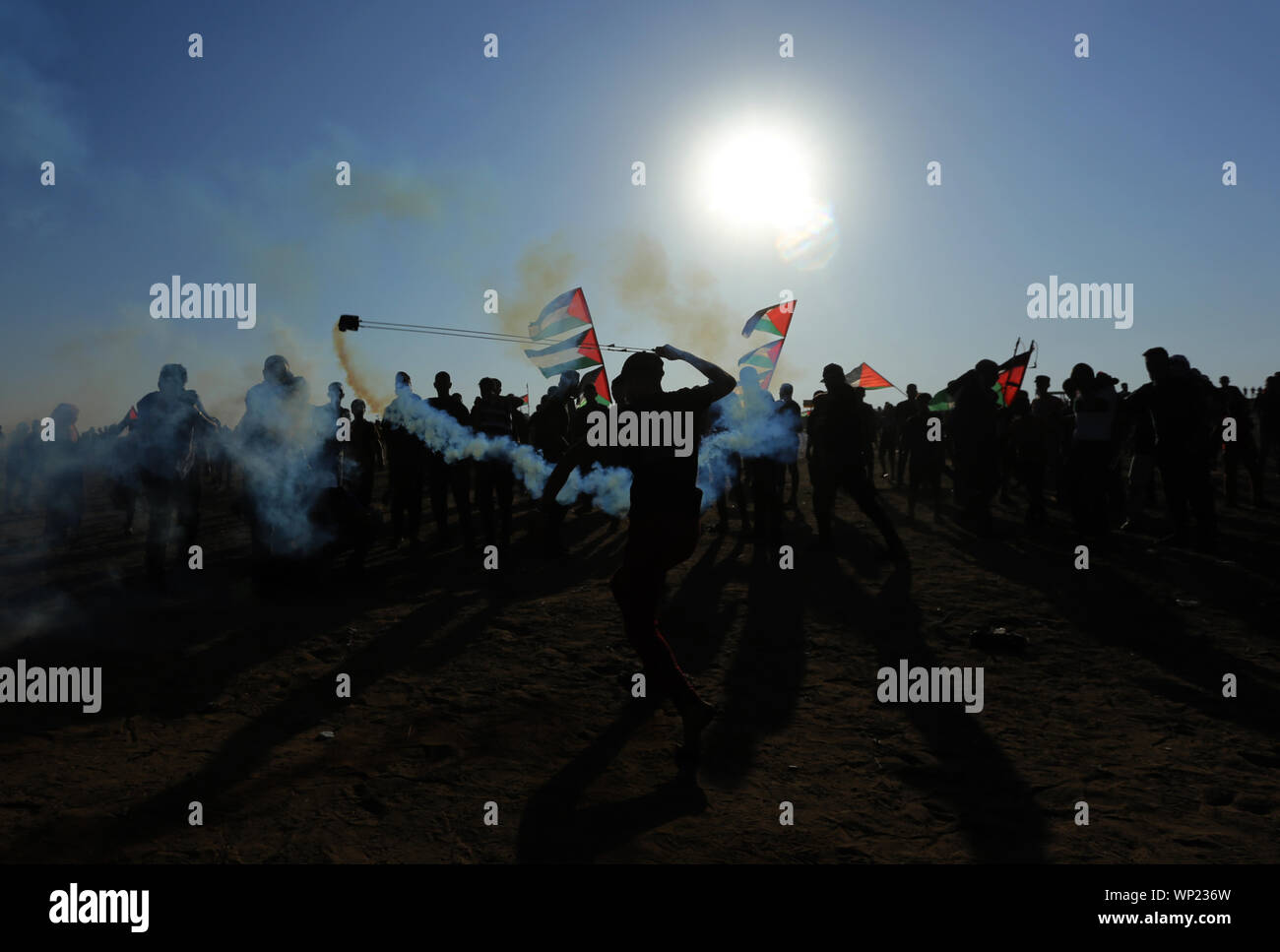 Gaza, Palestina. 06 Sep, 2019. Un manifestante palestino utiliza un tirachinas a tira piedras durante una manifestación anti-Israel en la Israel-Gaza valla fronteriza en el sur de la Franja de Gaza. Crédito: Sopa de imágenes limitado/Alamy Live News Foto de stock
