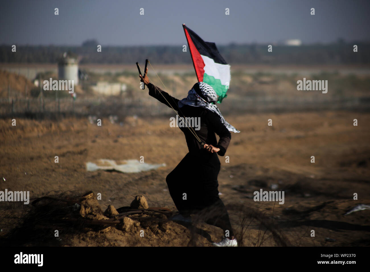 Gaza, Palestina. 06 Sep, 2019. Un manifestante palestino utiliza un tirachinas a tira piedras durante una manifestación anti-Israel en la Israel-Gaza valla fronteriza en el sur de la Franja de Gaza. Crédito: Sopa de imágenes limitado/Alamy Live News Foto de stock