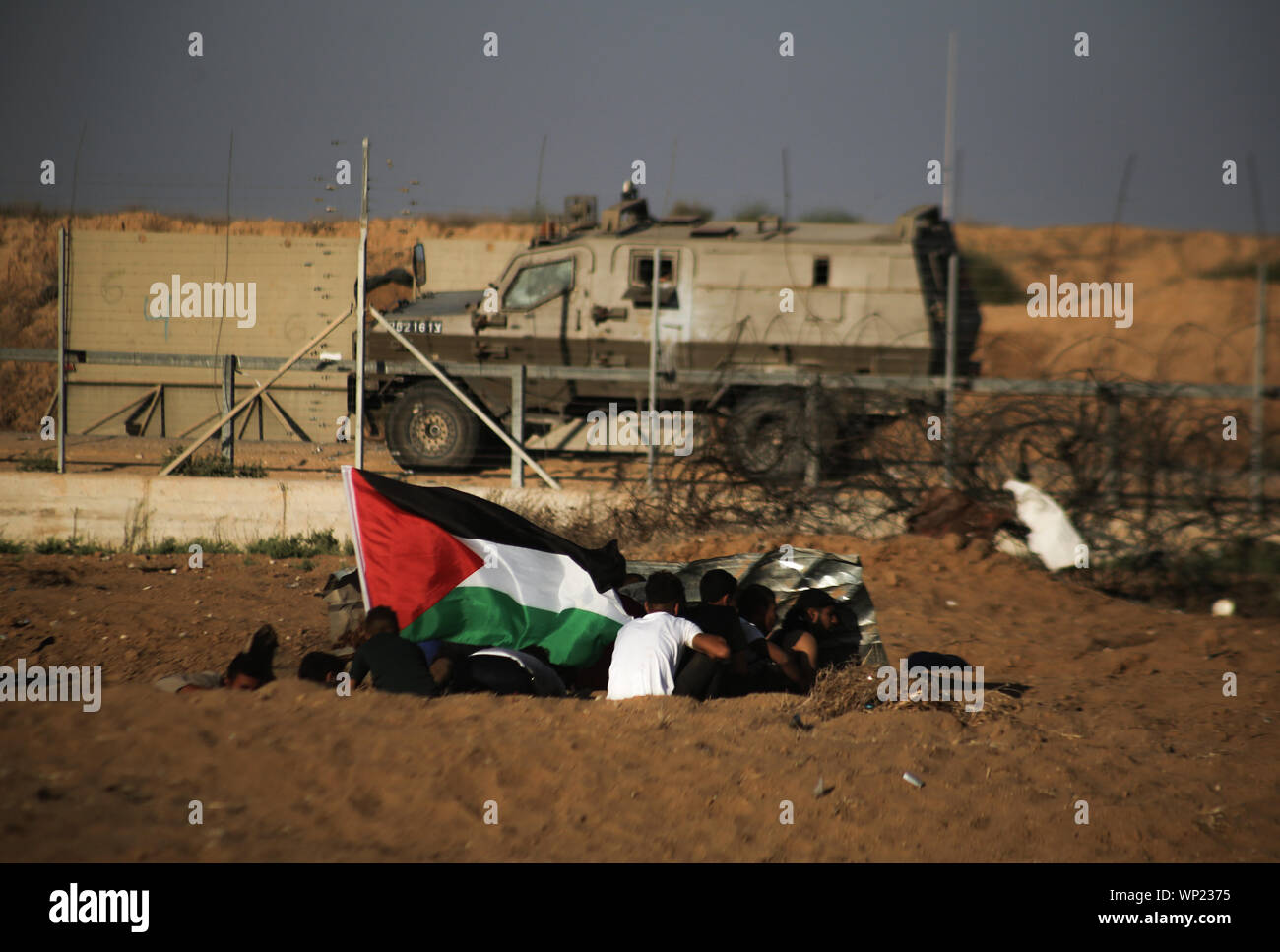 Gaza, Palestina. 06 Sep, 2019. Los manifestantes palestinos tomar la cubierta durante una manifestación anti-Israel en la Israel-Gaza valla fronteriza en el sur de la Franja de Gaza. Crédito: Sopa de imágenes limitado/Alamy Live News Foto de stock