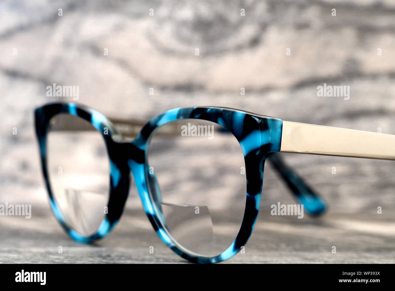 Gafas gafas lentes bifocales y marco azul negro estilo vintage de moda fondo de escritorio de madera rústica, sigue el estilo de Fotografía de stock - Alamy