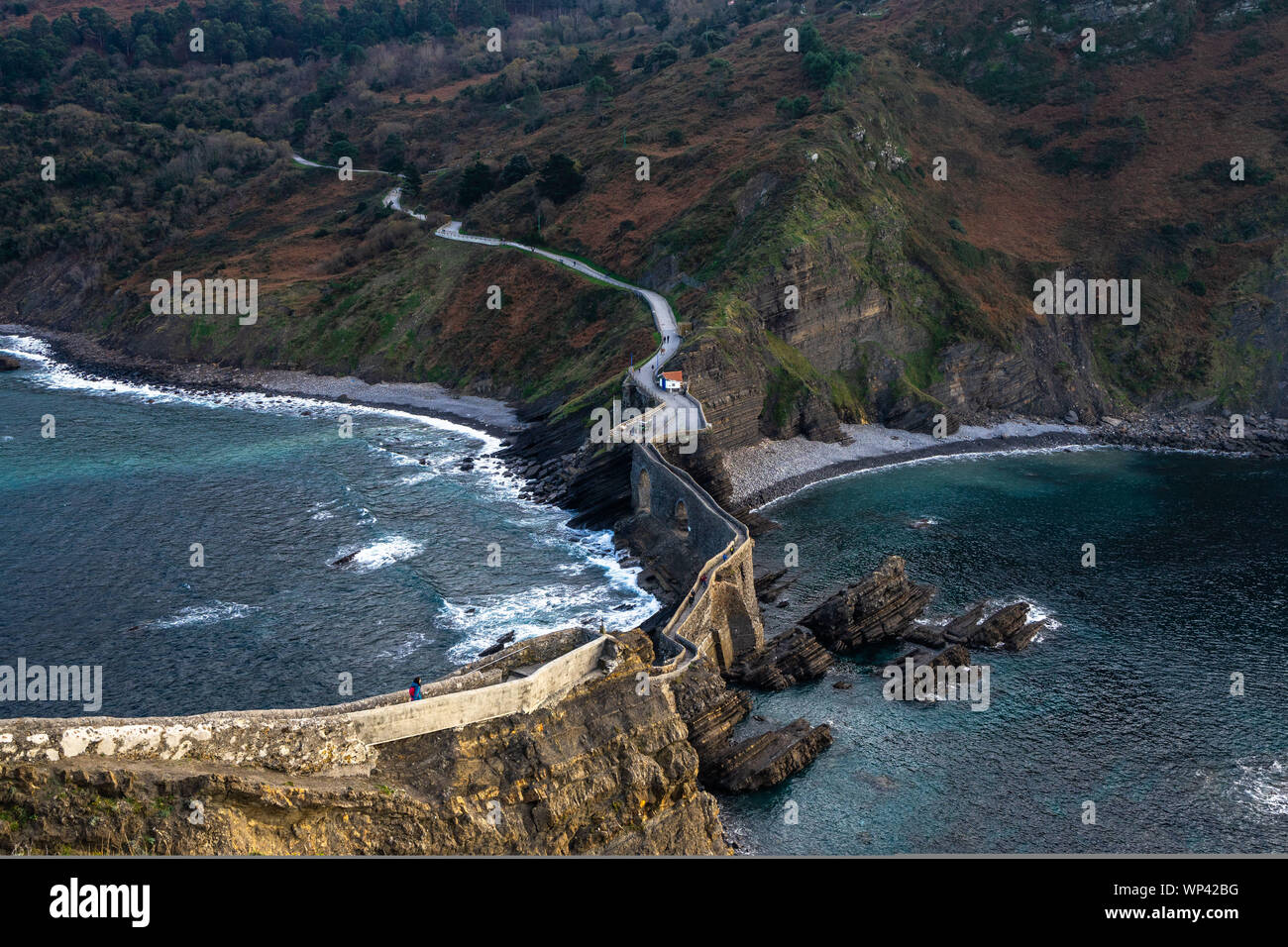 Panorama aéreo del pintoresco puente que une San Juan de Gaztelugatxe islote con el continente, Bermeo, País Vasco, España Foto de stock