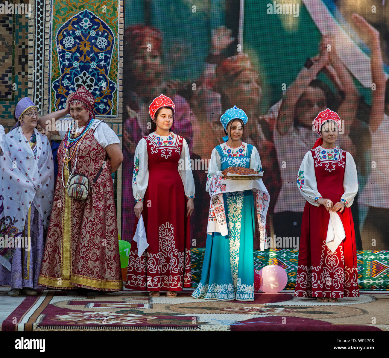 Uzbeko traje tradicional fotografías e imágenes de alta resolución - Alamy