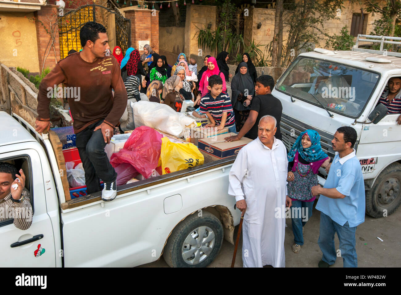 Una concurrida reunión familiar en una calle del barrio de Giza El Cairo en Egipto. Las familias egipcias se reúnen regularmente para socializar. Foto de stock