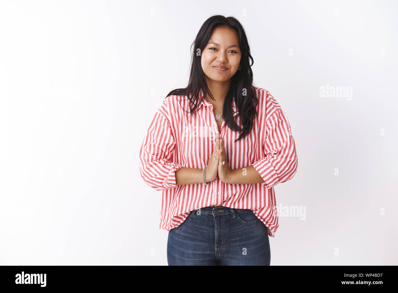 Atractivas jóvenes polinesios 20s mujer blusa de rayas en las palmas de  prensa juntos en amable gesto de saludo diciendo namaste doblegarse a  Bienvenido estimado invitado sm Fotografía de stock - Alamy