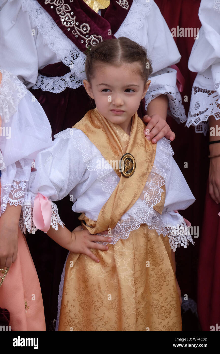 Niña vestidos con trajes típicos ir la iglesia en la Misa en el día de Acción de Gracias Stitar, Croacia Fotografía de stock -