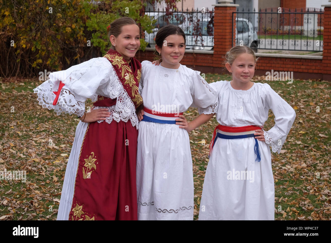 Las niñas vestidas con trajes típicos ir a la iglesia en la Misa celebrada  en el día de Acción de Gracias en Stitar, Croacia Fotografía de stock -  Alamy